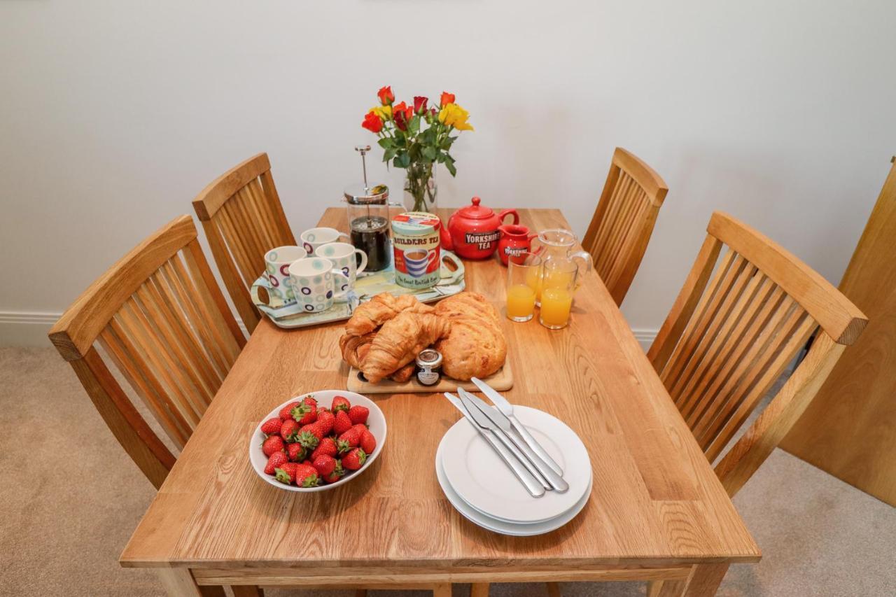 Above & Beyond Apartment Whitby Ngoại thất bức ảnh