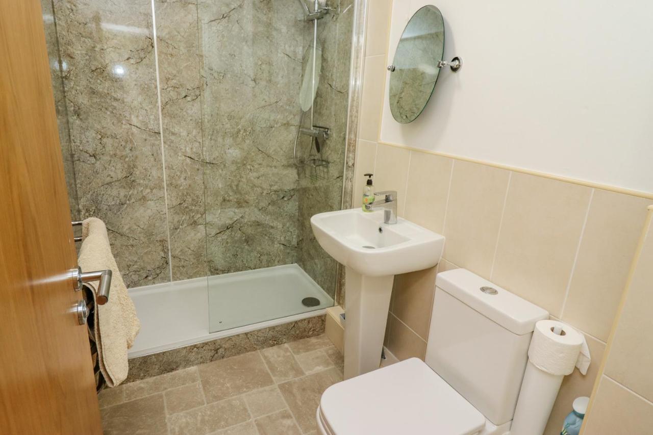 Above & Beyond Apartment Whitby Ngoại thất bức ảnh