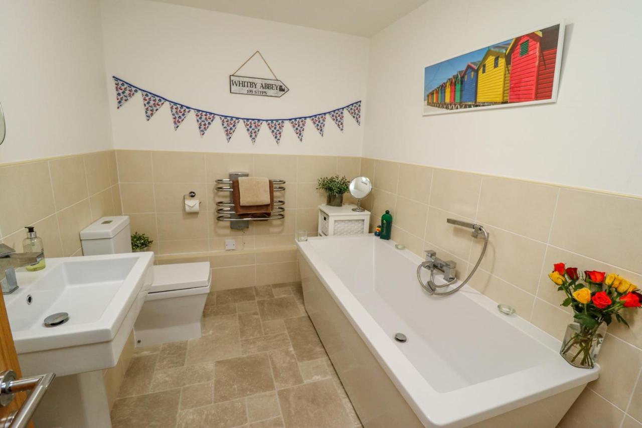 Above & Beyond Apartment Whitby Ngoại thất bức ảnh